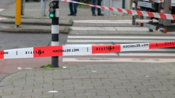 Las autoridades europeas han vuelto a intervenir en la lucha contra las transacciones crypto anónimas. Cryptomixer, una plataforma utilizada durante años para ocultar el origen de Bitcoins, ha sido completamente desmantelada. La operación confirma que Europa está endureciendo su postura contra los métodos que permiten mover crypto sin supervisión. ¿Qué ha ocurrido exactamente? Europol colaboró con las autoridades suizas y alemanas para cerrar Cryptomixer entre el 24 y el 28 de noviembre. Confiscaron tres servidores, clausuraron la web cryptomixer.io y accedieron a doce terabytes de datos. Además, encontraron y aseguraron más de €25 millones en Bitcoin. Según Europol, desde 2016 Cryptomixer desempeñaba un papel clave en el blanqueo de más de €1,3 mil millones en Bitcoin. La plataforma era popular entre delincuentes porque facilitaba ocultar flujos de dinero procedentes de ransomware, tráfico de drogas en línea y otras formas de ciberdelincuencia. ¿Qué hace exactamente un mixer? El funcionamiento de un cryptomixer es sencillo: mezcla grandes cantidades de bitcoin de distintos usuarios, los revuelve, los redistribuye y luego devuelve los fondos. De esta forma, resulta prácticamente imposible rastrear el origen real del dinero. Aunque para algunos usuarios esto pueda parecer útil para mantener la privacidad, los delincuentes lo utilizan para dar una apariencia “limpia” a fondos robados o generados ilegalmente. El mixer más conocido es Tornado Cash, cuyo fundador, Roman Storm, afronta acusaciones que han generado gran controversia dentro del sector. ¿Por qué las autoridades actúan ahora con tanta contundencia? Para los organismos de investigación, los mixers son un gran obstáculo. Su objetivo es rastrear flujos de dinero ilegal, pero los mixers dificultan esa labor al máximo. Por eso, en los últimos años la presión sobre este tipo de servicios se ha intensificado. Plataformas como Tornado Cash y ChipMixer ya habían sido objeto de acciones similares. La operación contra Cryptomixer encaja en esta estrategia más amplia. Europa quiere dejar claro que el uso totalmente anónimo de crypto ya no será tolerado. ¿Qué implica esto para el mercado crypto? Para los inversores, es una señal evidente: las normas sobre crypto se están endureciendo y los reguladores tienen cada vez más control. Mover grandes cantidades de forma anónima será cada vez más complicado. Aunque para algunos esto pueda sonar contrario al espíritu original de Bitcoin, también tiene ventajas: un mayor nivel de supervisión hace que el mercado sea más seguro y confiable. Menos espacio para actividades criminales significa más estabilidad y más confianza para el usuario común. La caída de Cryptomixer muestra, sobre todo, que Europa va en serio. La etapa de “salvaje oeste” de la crypto completamente anónima está llegando poco a poco a su fin.