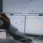 handelaar kijkt naar schermen