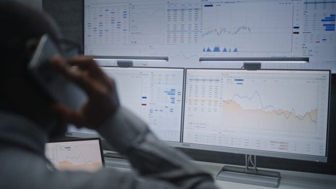 handelaar kijkt naar schermen