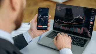 El mercado cripto tambalea, pero las monedas de IA repuntan en Bitvavo
