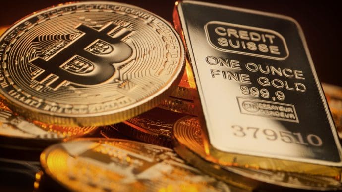 El oro bate récords mientras bitcoin sufre: ¿por qué?