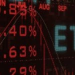 Fondos cripto sangran semanas, pero dos monedas resisten la caída