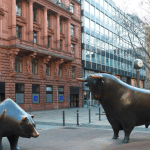 La mayor bolsa alemana abre trading 24/7 en Nvidia y Tesla vía cripto