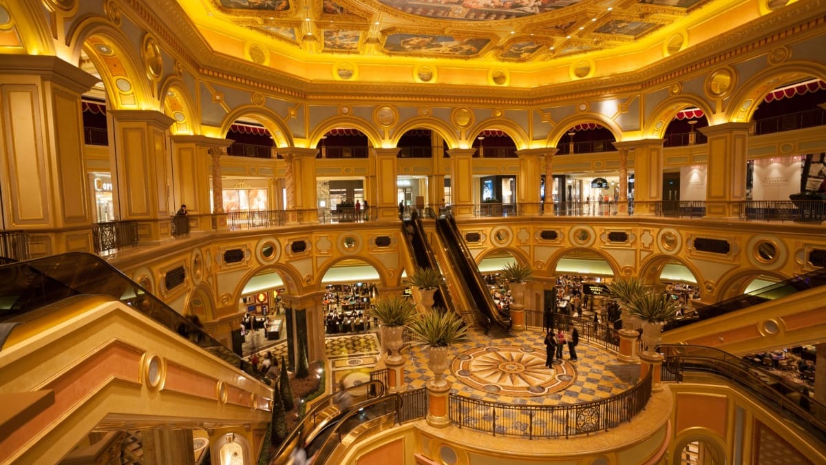 Un hotel desmonta su suelo de oro y gana millones por su precio