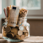 Ahorro, acciones y bitcoin: el plan de esta veinteañera