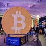 bitcoin logo op evenement