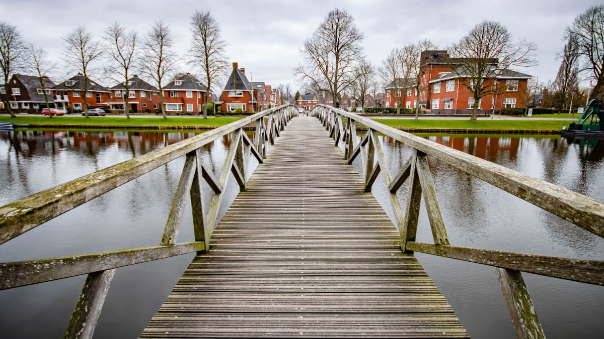 Een afbeelding van een brug in Delfzijl, Groningen, Nederland