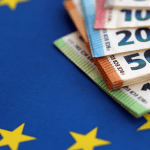 Euro biljetten en europese vlag