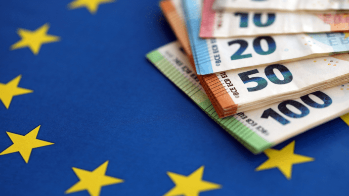 Euro biljetten en europese vlag