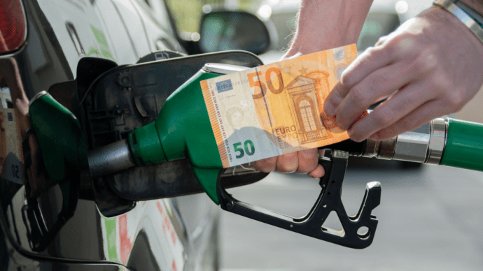 Man tankt auto en betaalt met euro's