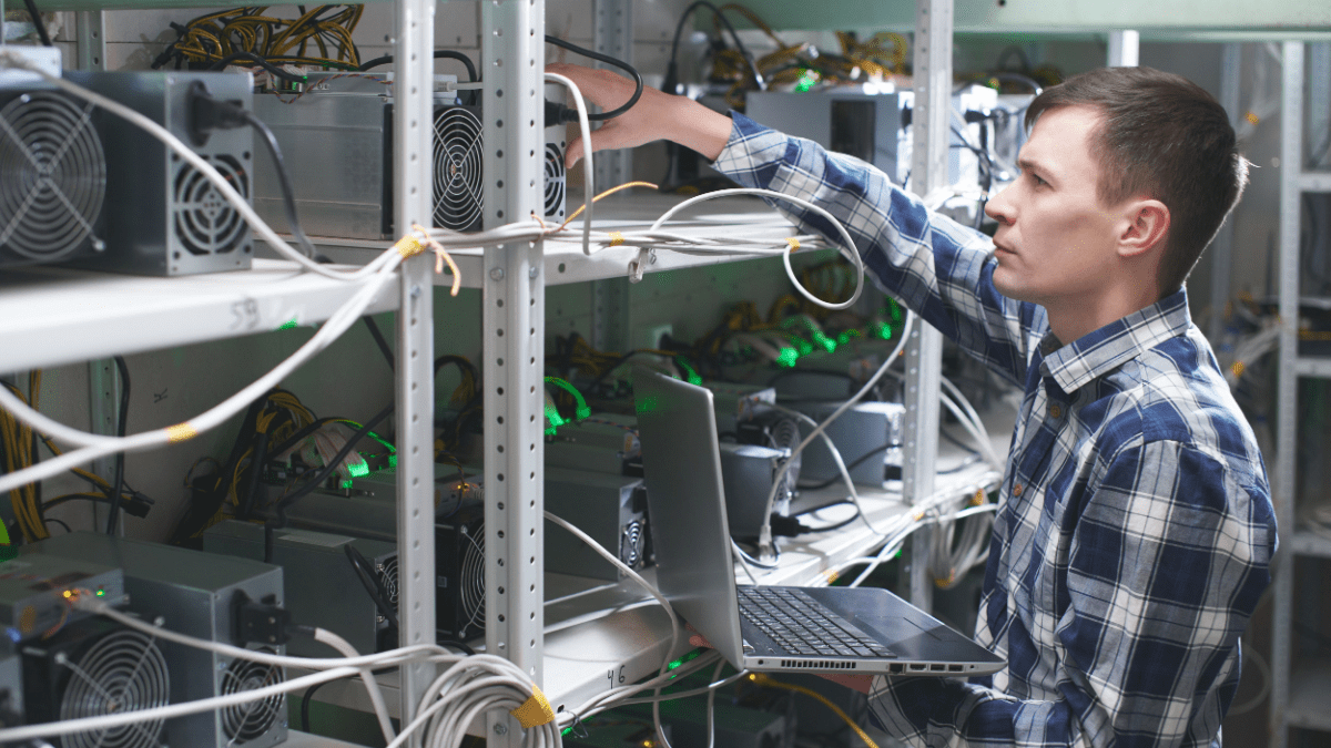 Mineros de Bitcoin en crisis: Apagan equipos al perder $20.000 por BTC