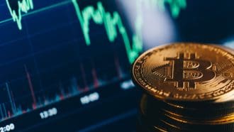 Bitcoin supera a las bolsas durante la creciente tensión en Irán