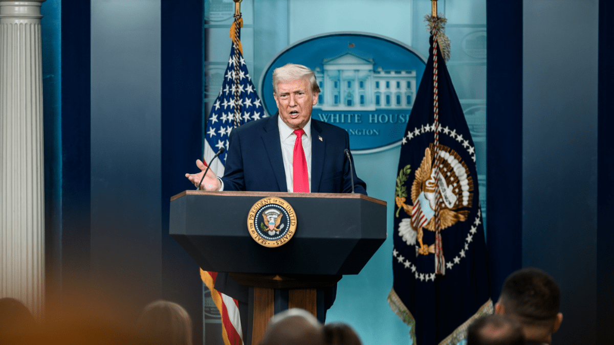 Trump retrasa escalada con Irán 5 días, sube bitcoin