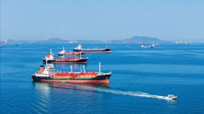 Barcos pagan con crypto para cruzar el estrecho de Ormuz