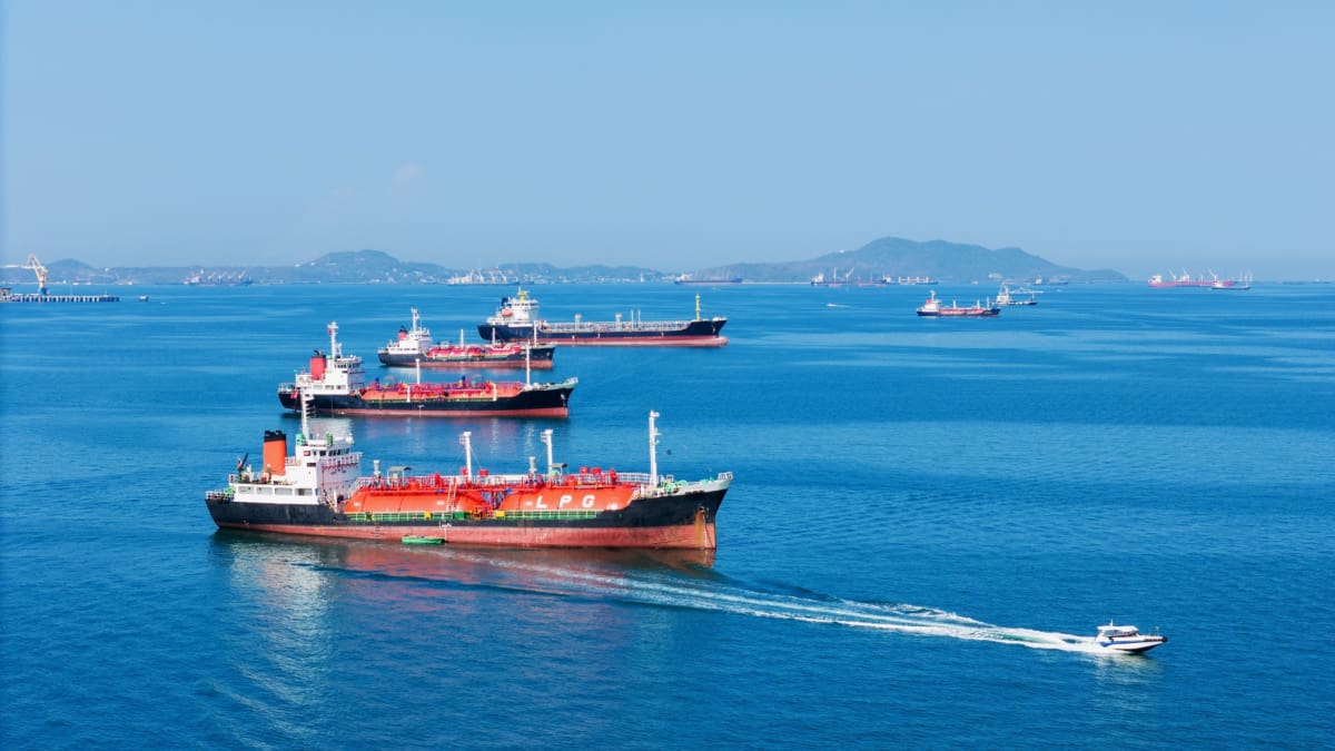 Barcos pagan con crypto para cruzar el estrecho de Ormuz