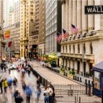 Een afbeelding van een menigte in Wall Street