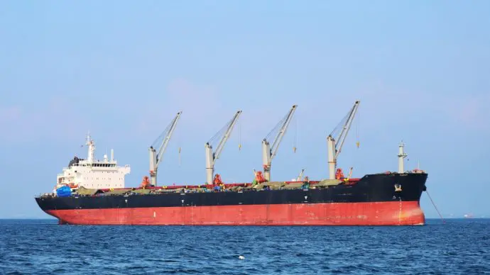 Irán exige Bitcoin para cruzar el Estrecho de Ormuz: impacto en el precio