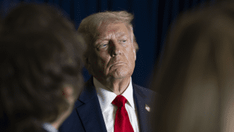 Trump amenaza con bombardear Irán el martes: 3 escenarios para Bitcoin