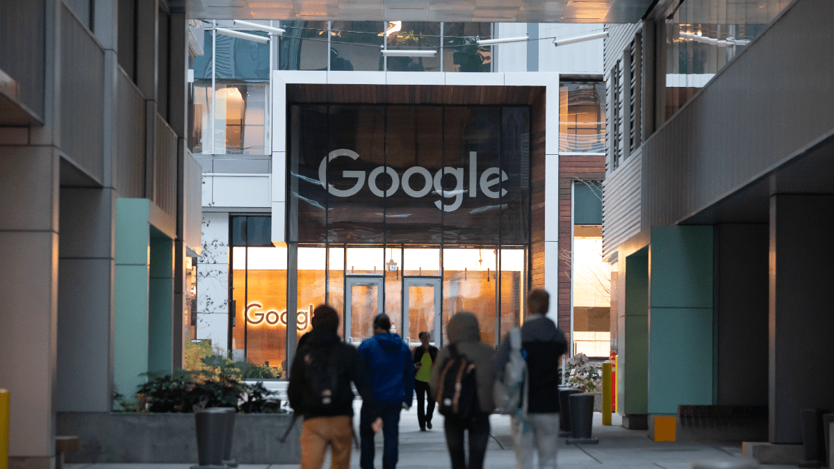 Berkshire Hathaway triplica su apuesta en Google en plena carrera por la IA