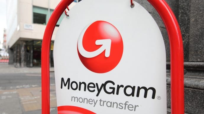 MoneyGram logo op straat