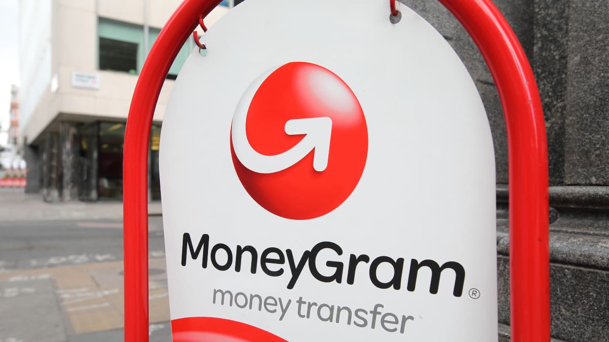 MoneyGram logo op straat
