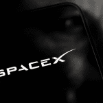 Foto van SpaceX logo en Elon Musk