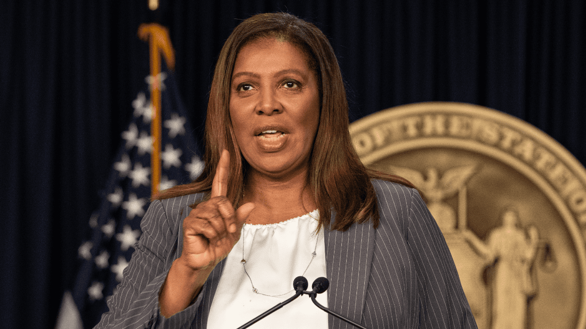 Letitia-James-tijdens-toespraak