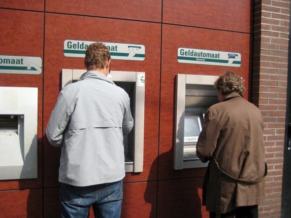 Nuevas normas europeas sobre el dinero afectan de lleno al efectivo y a las criptos