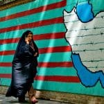 Vrouw in Iran voor protestkunst