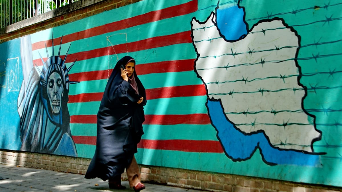 Vrouw in Iran voor protestkunst